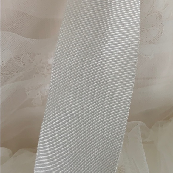 VERA WANG WEDDING DRESS -ADDITIONAL PHOTOS - Picture 5 of 7